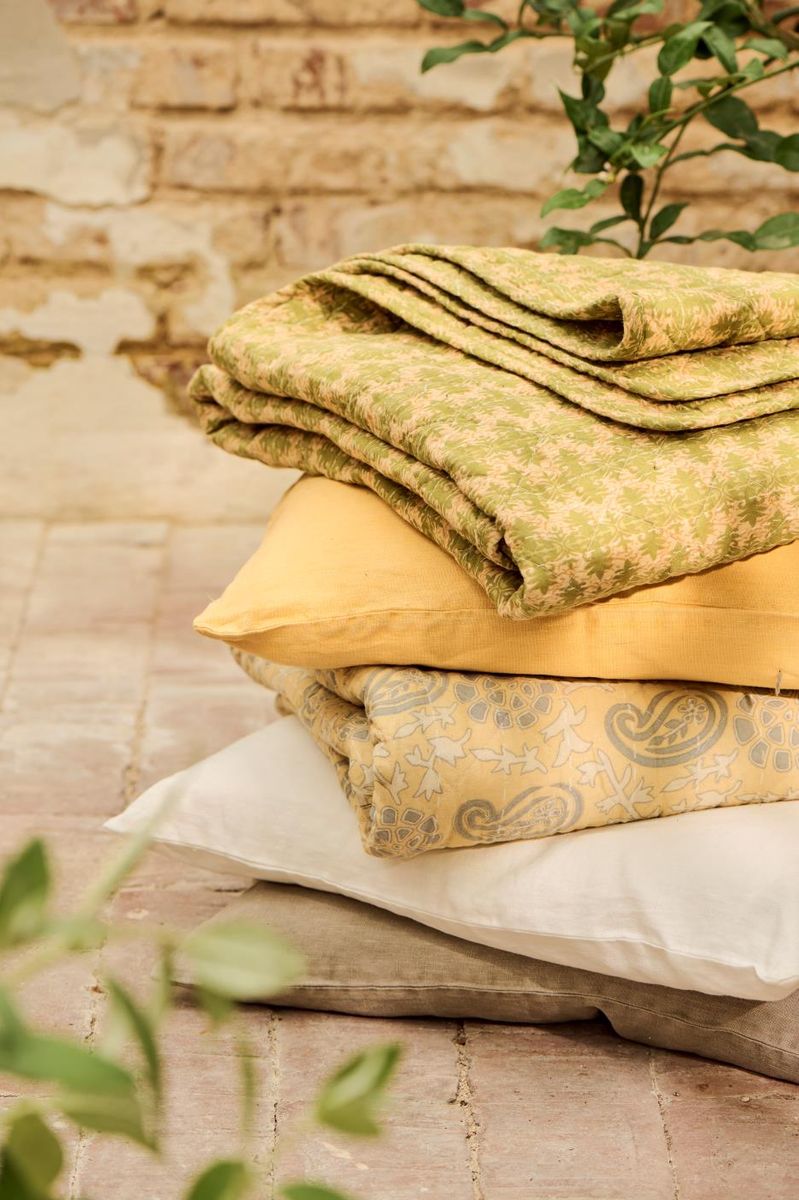 Quiltet teppe - Sart gul med offwhite og grått mønster