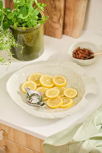 Hovedbilde Serveringsfat i hvitt, fiskeformet